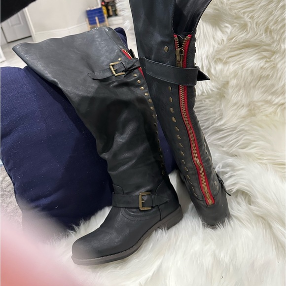 Edgy steampunk knee high boots. Very unique and very comfortable. - Picture 6 of 7